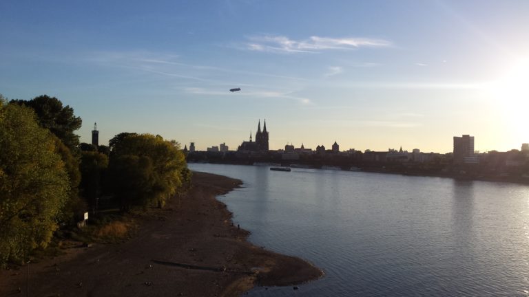 Kölner Dom aus Düsseldorfer Perspektive (von Norden)